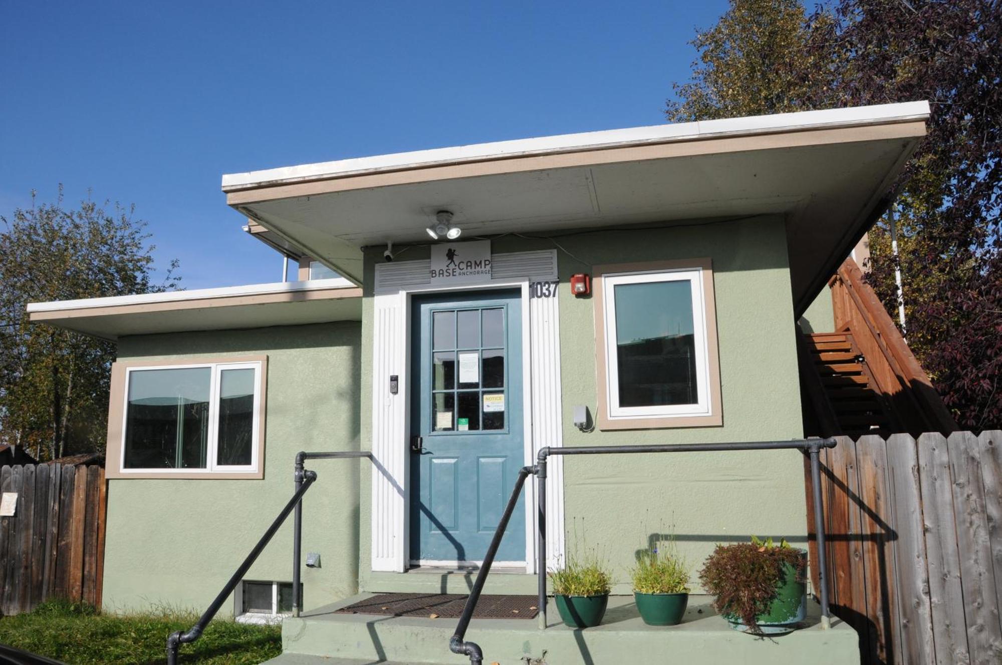 Base Camp Anchorage Hostel Exterior foto